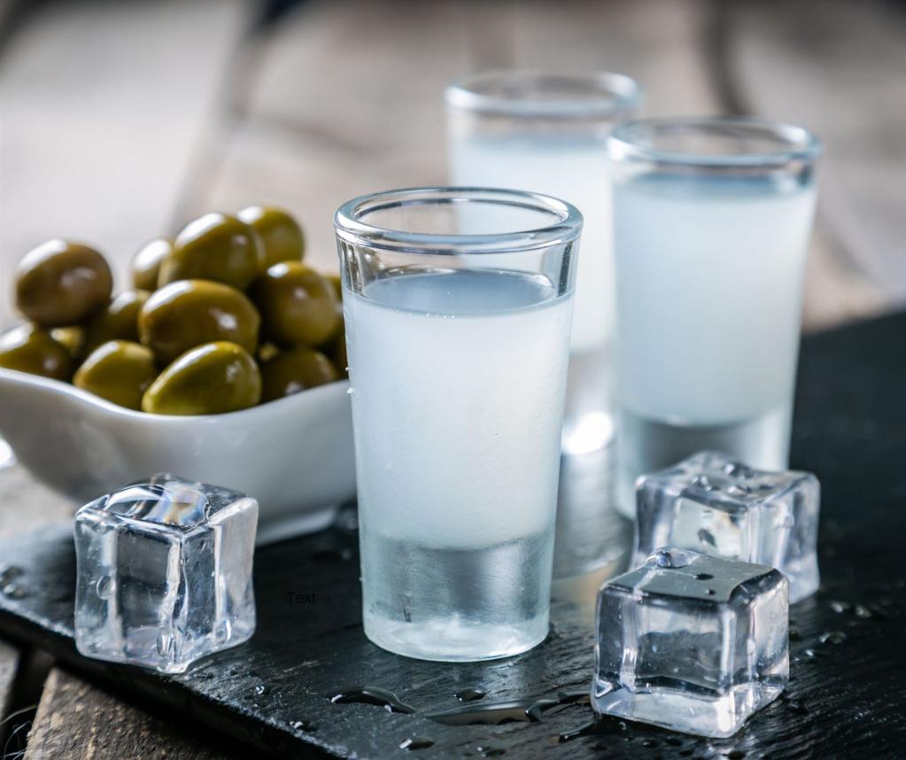Ouzo mit Eiswürfeln